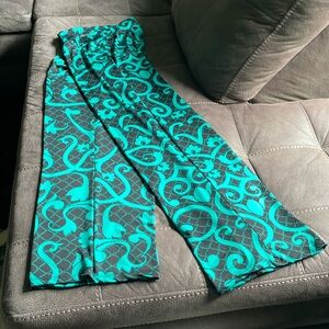 Lightweight and fun pants, slightly wide/ bootleg flare legs.